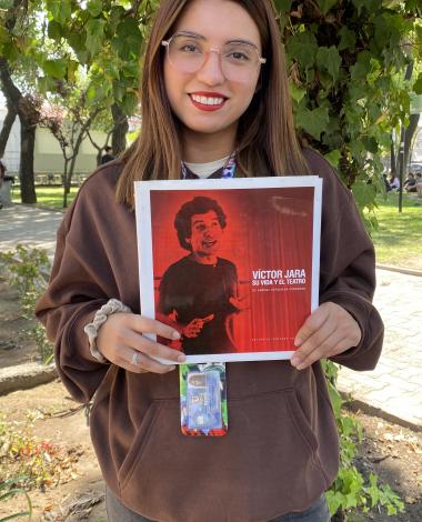 En el contexto de la exposición de Víctor Jara, te recomiendo el libro: “Víctor Jara, su vida y el teatro”